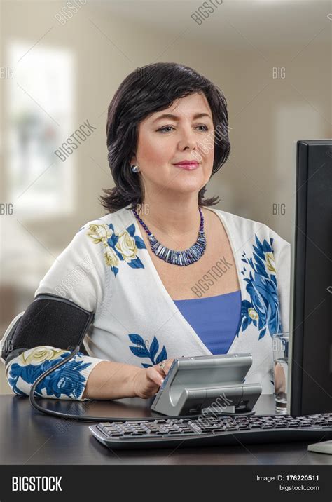 Imagen Y Foto Adult Businesswoman Prueba Gratis Bigstock