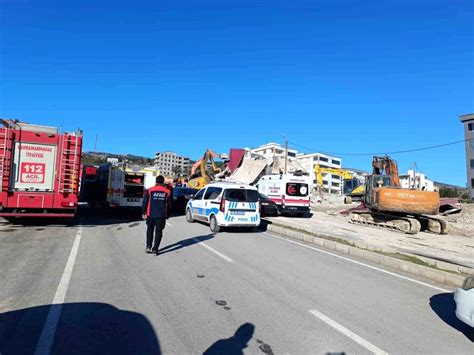 Depremde A R Hasar Alan Bina Y K M S Ras Nda I Makinesinin Zerine