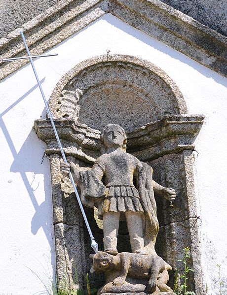 Representaci N En Piedra De San Miguel Arc Ngel Sometiendo Al Demonio