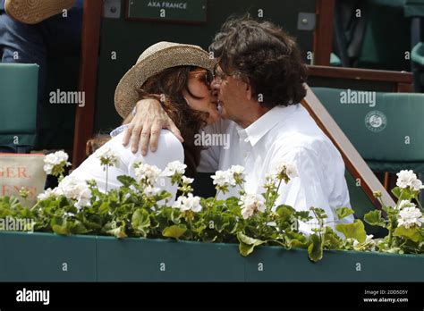 Luc Ferry et son épouse Marie Caroline Becq Fouquières regardant Rafael