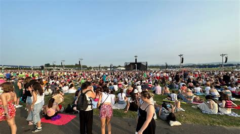 Rcf Arena Tutti I Colori Della Festa Dei Mila Fans Di Harry Styles