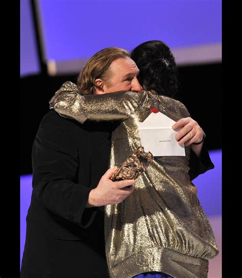 Photo Gérard Depardieu remet à Isabelle Adjani le César de la