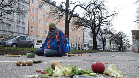 M Nchen Klima Aktivisten Kleben Sich Mit Sekundenkleber Auf Stra E Fest