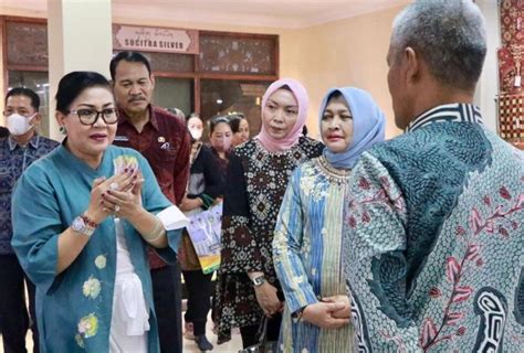 Dampingi Ketua Dekranasda Sumut Ny Putri Koster Minta IKM Bali Miliki