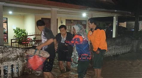 Warga Terdampak Banjir Di Kecamatan Bone Butuh Makanan Siap Saji Dan