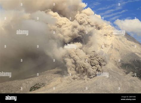 Pyroclastic Flow Eruption Of The Sinabung Volcano Stock Photo Alamy