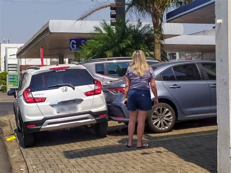 Motorista sofre mal súbito ao volante e bate em carros estacionados no