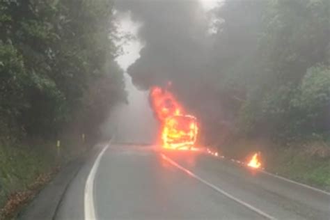 Microônibus pega fogo e interdita Rodovia Anchieta sentido São Paulo