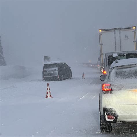 【大雪】関越自動車道 六日町ic～水上ic上り線月夜野ic～六日町ic下り線でトラックがスタックしたり乗用車など200台が立ち往生