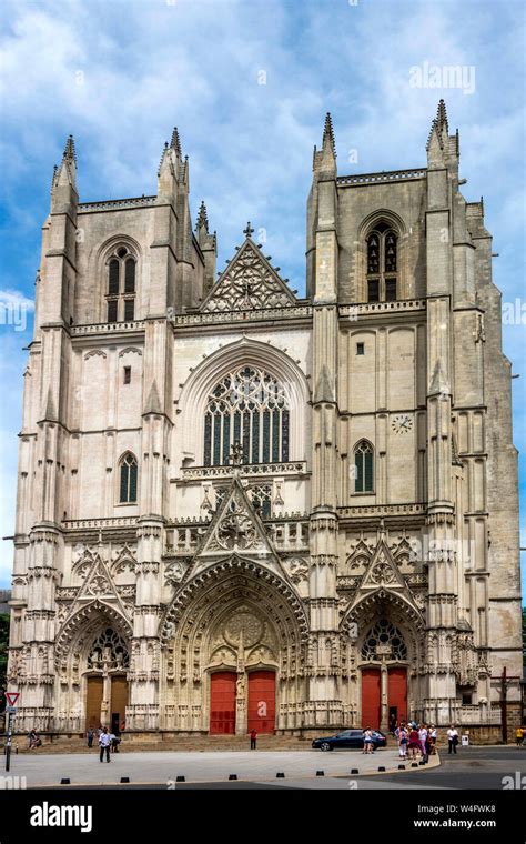 Cathedrale Saint Pierre Hi Res Stock Photography And Images Alamy