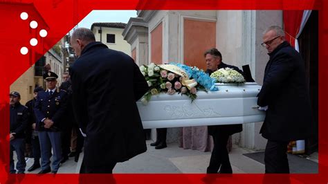 Funerali Vanessa Ballan L Uscita Del Feretro Dal Duomo Di Castelfranco