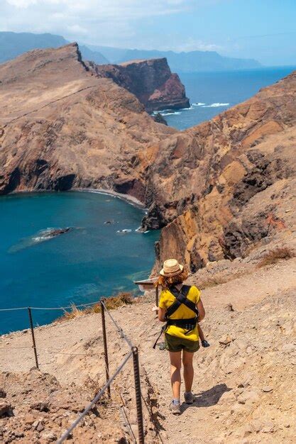 Una Joven Madre Con Su Beb En Su Mochila En Ponta De Sao Lourenco En