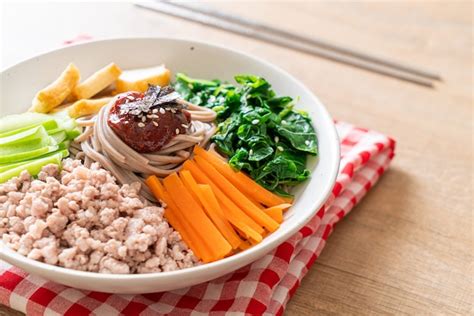 Macarrão frio picante coreano bibim makguksu ou bibim guksu comida