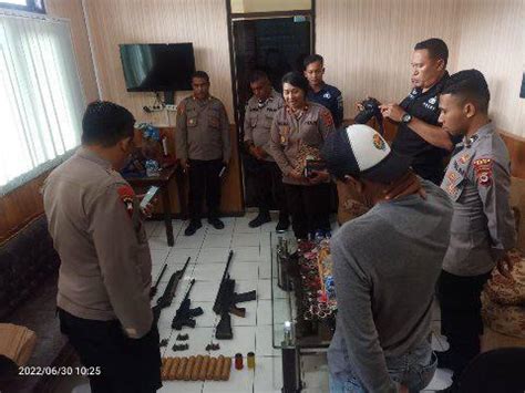 Warga Serahkan Senpi Bom Dan Amunisi Kepada Polres Seram Bagian Barat