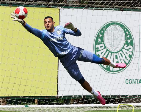 Aníbal Moreno comenta adaptação ao Palmeiras Estou me sentindo muito