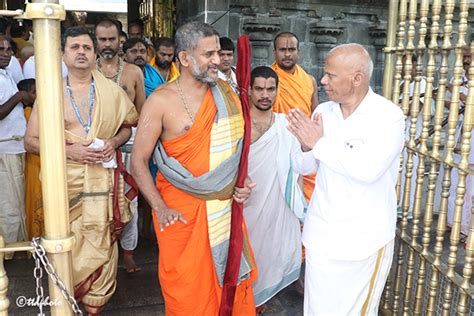 Pejavar Seer Offers Prayers In Tirumala Shrine Ttd News