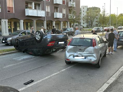 Schianto Tra Due Auto A Melzo Una Si Ribalta Soccorso Un Uomo