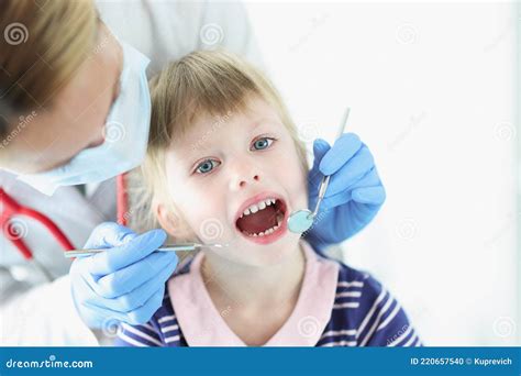 Le Dentiste Effectue Un Examen Médical Des Dents De La Petite Fille