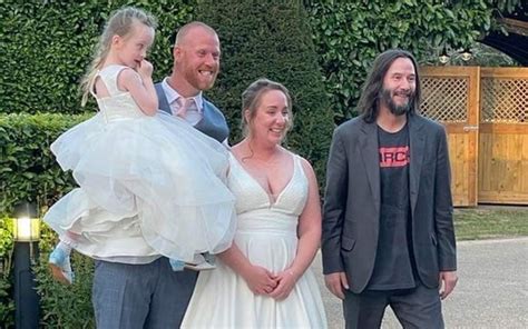 Keanu Reeves aparece em casamento após ser convidado pelo noivo em bar