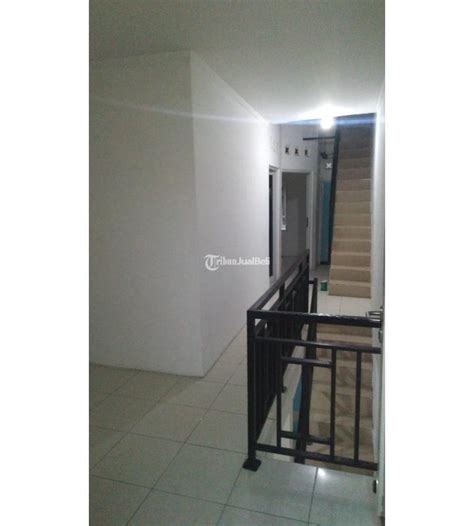 Disewakan Rumah 3 Lantai Luas 120 M2 Ada Carport Cengkareng Lokasi