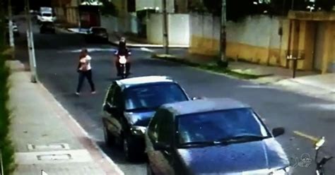 G1 Mulher Joga Bolsa Por Cima De Muro Para Evitar Assalto Em