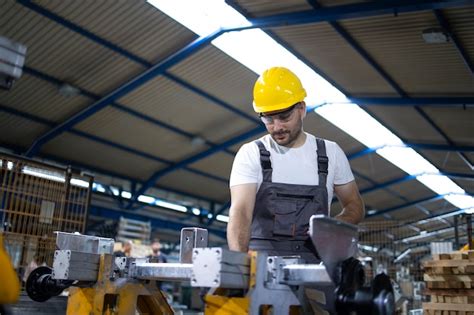 Operária De Fábrica Operando Máquina Industrial Na Linha De Produção