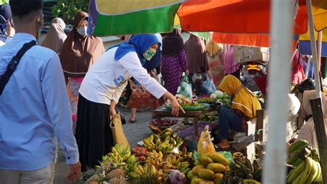 Cara Hj Ananda Buat Kaum Ibu Dan Milenial Tertarik Belanja Di Pasar