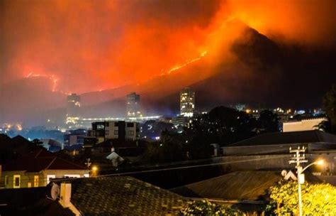 Cape Town fire latest: Four firefighters hospitalised with burn wounds