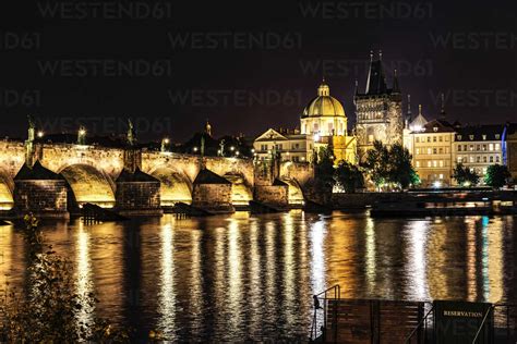 Tschechien Prag Blick auf beleuchtete Karlsbrücke und den