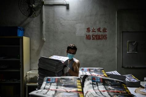 Hong Kong Democracy Paper Runs Defiant Edition Day After Raid Ibtimes