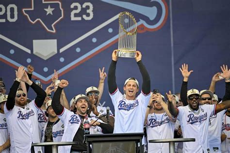 【mlb】レンジャーズが優勝パレード ボウチー監督「気分がいいね」 サンスポ