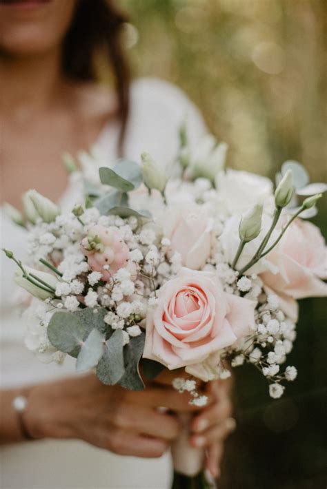 35 bouquets de mariée bohèmes colorés et destructurés comme on les