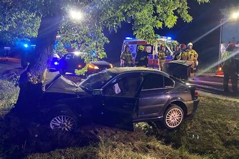 Lubuskie Bmw Wypad O Z Drogi I Rozbi O Si Na Drzewie Jedna Osoba