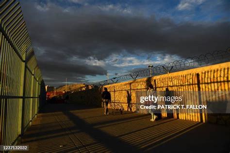 The Us Mexican Border Fence El Paso Texas Photos And Premium High Res