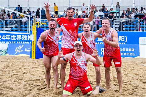 Polscy siatkarze ze złotym medalem MŚ w siatkówce plażowej Sport