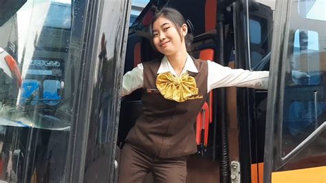 Senyum Bahagia Dila Pramugari Bus Rosalia Indah Terminal Maospati