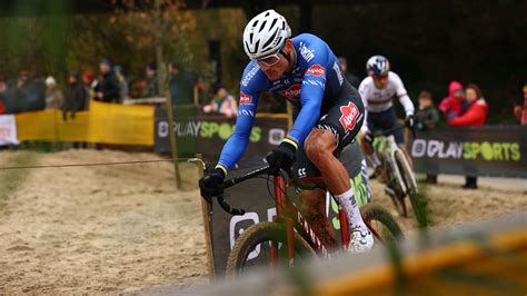 Superprestige Mathieu Van Der Poel Au Sol Tom Pidcock En Solo Le