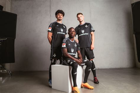 Neues HSV Trikot Ein schwarzes Third Kit für Rothosen