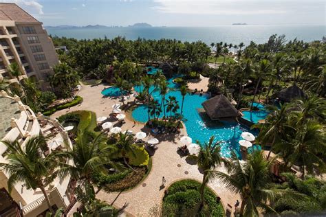 CHINA - Holiday Inn Resort Sanya Bay, a tropical beach resort on Hainan ...