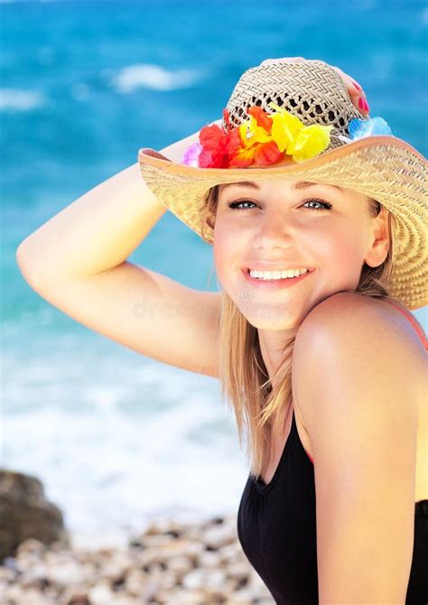 Jeune Femme Heureuse Sur La Plage Image Stock Image Du Fille Blonde