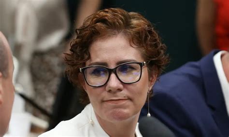 TSE multa Carla Zambelli em R 30 mil por divulgar notícias falsas