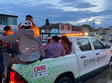 CUERPOS DE EMERGENCIA APOYAN A LA CIUDADANIA TRAS FUERTES LLUVIAS AL