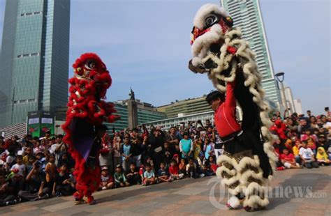 Aksi Barongsai Di Car Free Day Foto Tribunnews