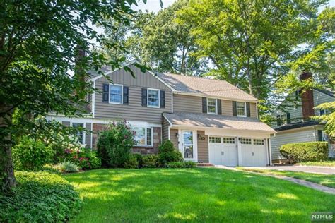 17 Beechwood Rd Ho Ho Kus Nj 07423 Mls 22028749 Coldwell Banker