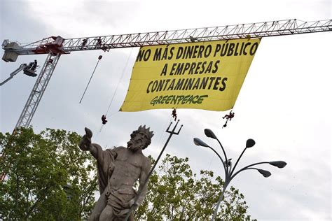 Greenpeace Despliega Una Pancarta Contra Las Ayudas A Veh Culos