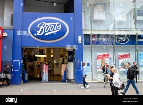 Boots pharmacy oxford street london hi-res stock photography and images - Alamy