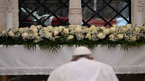 La Ltima Se Al De Francisco Su Visita A La Tumba Del Primer Papa Que