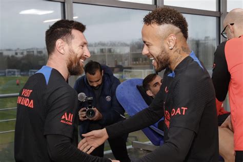 ɪɴsᴛᴀ ᴛᴀᴠᴀʀᴇᴢ ᴄʀғ on Twitter RT njdmarlon Neymar e Messi no treino