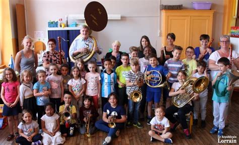 Les Coliers D Couvrent Les Instruments De Lharmonie Cl A