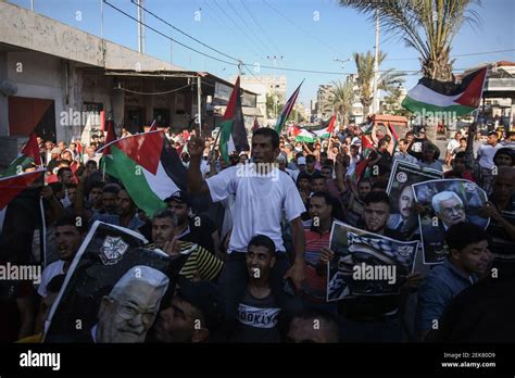 Los Manifestantes Cantan Eslóganes Mientras Portan Carteles Del Difunto Presidente Palestino